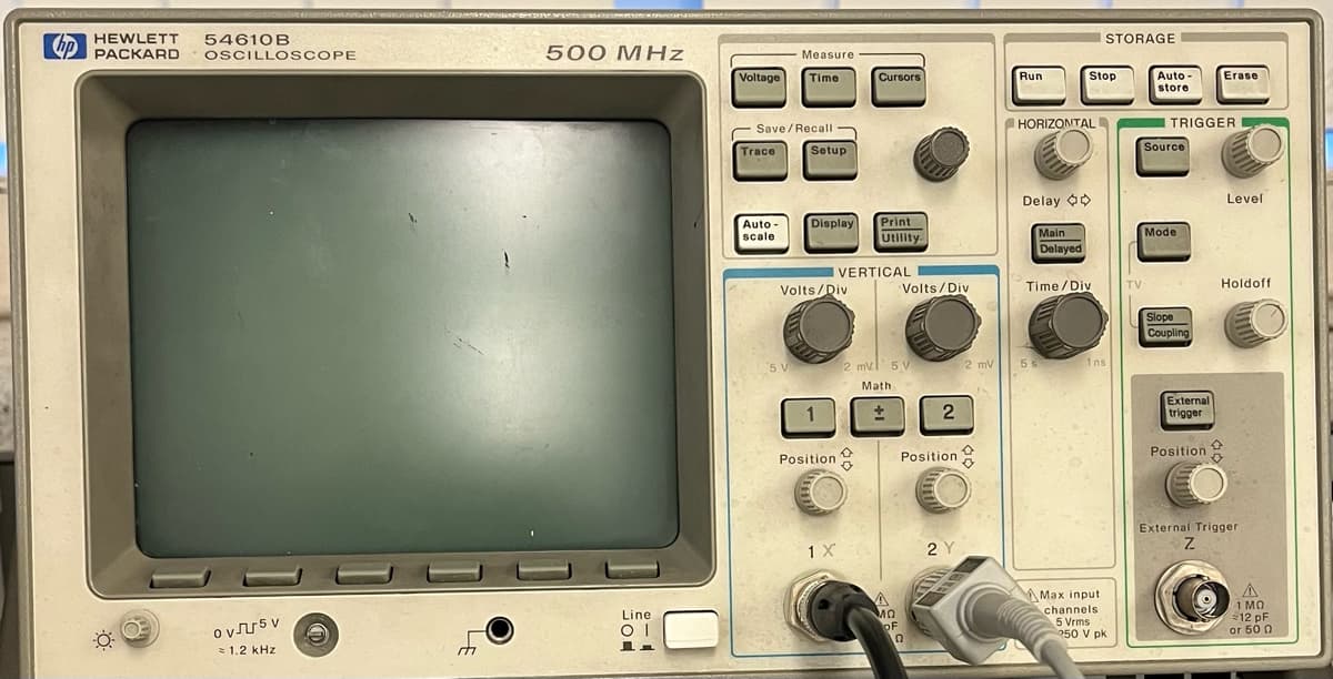 hp
HEWLETT 54610B
PACKARD OSCILLOSCOPE
ovv
= 1.2 kHz
e
STAD
500 MHz
Line
OI
Voltage
Save/Recall
Trace
Auto
scale
Measure
Time
5 V
Setup
Display
Volts/Div
Position
1X
Cursors
VERTICAL
Print
Utility
o
2 mV 5 V
Math
±
A
MO
Volts/Div
OF
2
Position
Q
2Y
2 mV
Run
HORIZONTAL
Delay
Main
Delayed
Stop
Time/Div
5 s
1ns
STORAGE
Max input
channels
5 Vrms
250 V pk
TV
Auto-
store
TRIGGER
Source
Mode
Slope
Coupling
External
trigger
Erase
Position
Level
Holdoff
External Trigger
Z
A
1 MO
12 pF
or 500