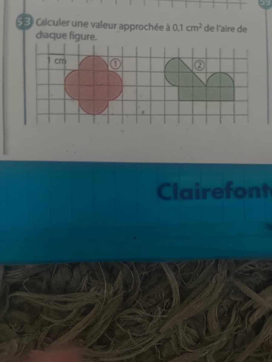 53 Calculer une valeur approchée à 0,1 cm² de l'aire de
chaque figure.
cm
2
Clairefont