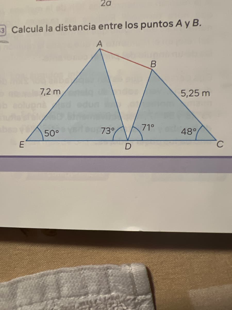 3 Calcula la distancia entre los puntos A y B.
b
E
7,2 m
2a
50°
A
73°
D
B
71°
5,25 m
48°
C